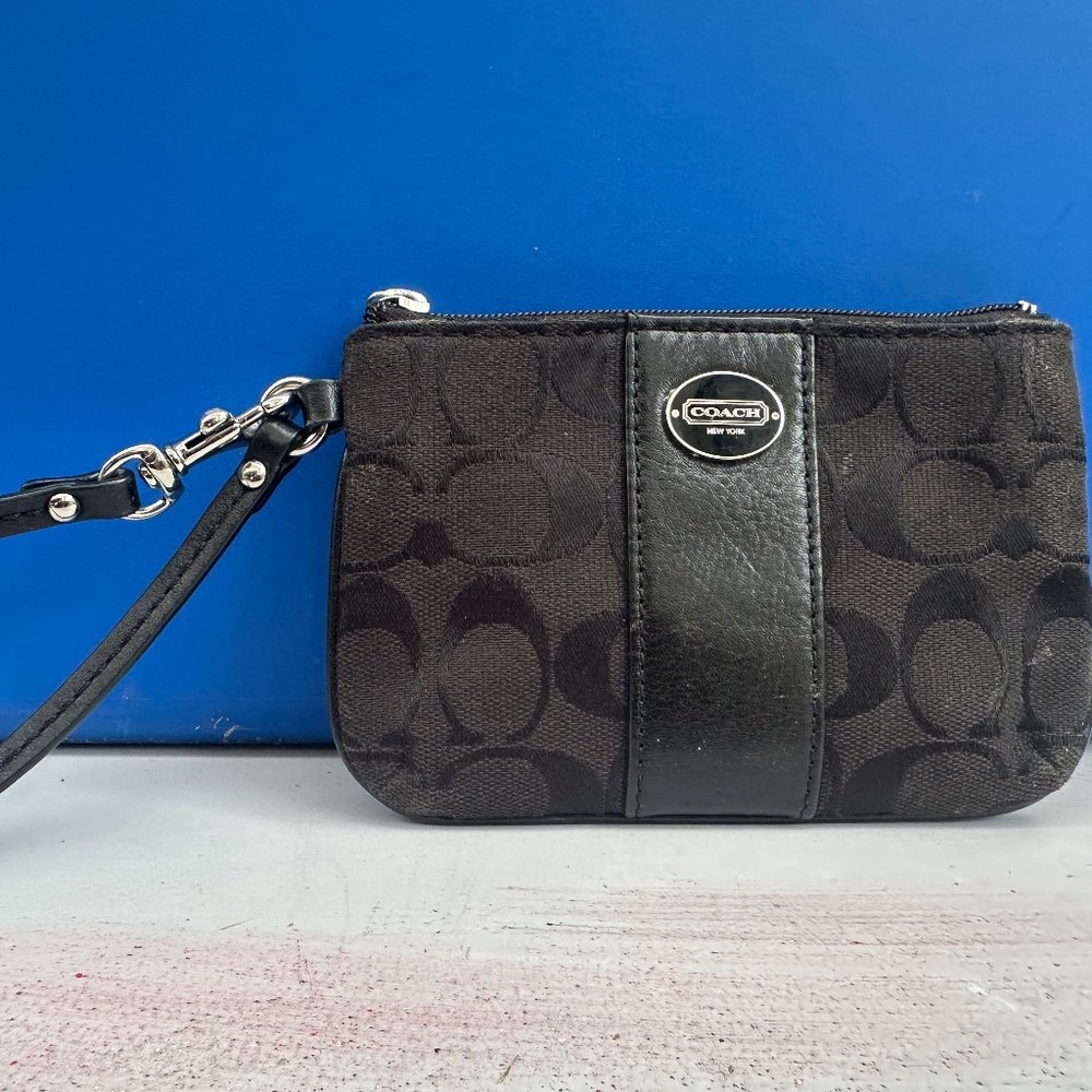 Coach wristlet black